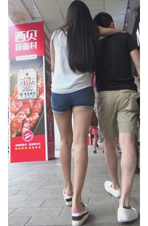 牛仔短裤长腿小姐姐