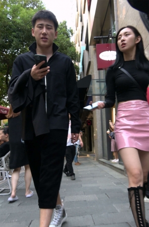 粉色短裙超漂亮的小女子