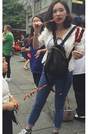 吃炸串的小姐姐