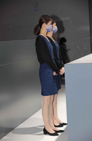 【街拍心灵】凯迪拉克车展礼仪肉丝美腿街拍高跟