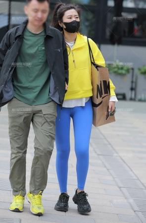 蓝色瑜伽裤女友