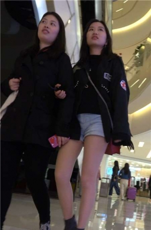 4K – 跟闺蜜逛商场的超短热裤街拍肉丝袜长腿美女[1.31 GB]