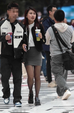 黑丝街拍少妇