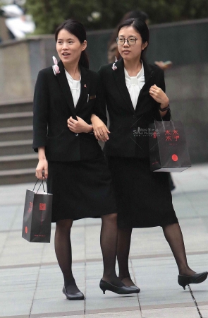 街拍黑丝高跟OL