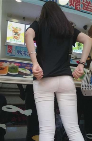 4k-街拍超级紧绷白裤美臀女孩 [746 MB]