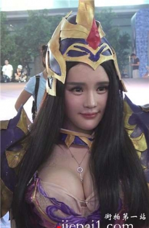 超级丰满小奶牛妹子，衣服不用别针扣起来就爆开啦。