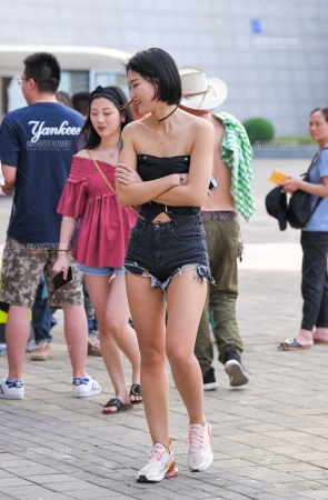 草莓电音热裤美女