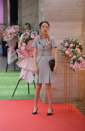 【街拍心灵】金店柜姐街拍肉丝制服高跟