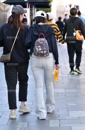 短衫浅色牛仔裤美女