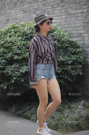 热裤小妹的月牙