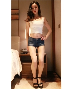 白色小吊带衫超短牛仔热裤美女慢摇 [428 MB]