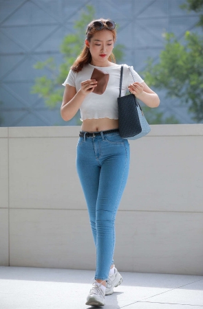 长腿牛仔裤小姐姐