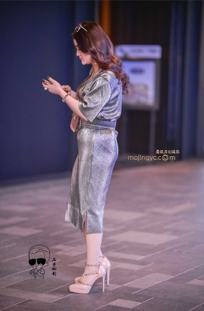 裙子紧绷彰显美臀