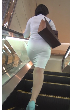 白色包屯短裙小翘屯妹子