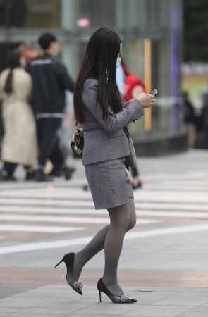 诱惑街拍灰丝高跟