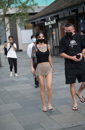 街拍超短裙纹身女
