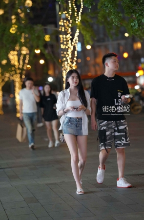 夜拍别人家的牛仔短裙女友