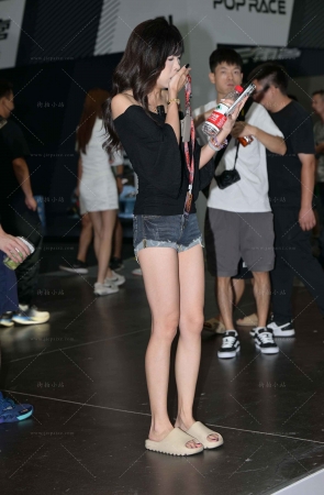 牛仔热裤小姐姐