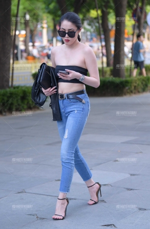 超性感一字抹胸紧身蓝牛高挑艳媚大美女