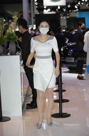 【街拍心灵】车展礼仪肉丝街拍美腿高跟哇塞