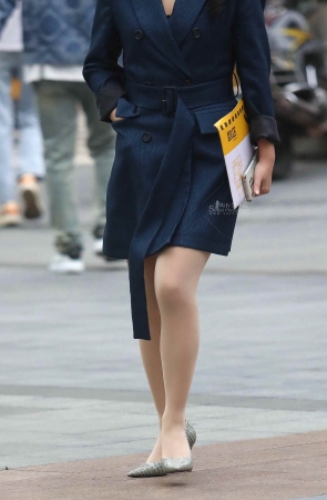 诱惑街拍肉丝高跟shaofu