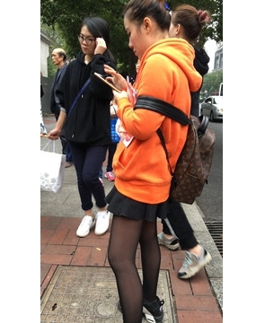 街拍黑丝短裙运动鞋美眉