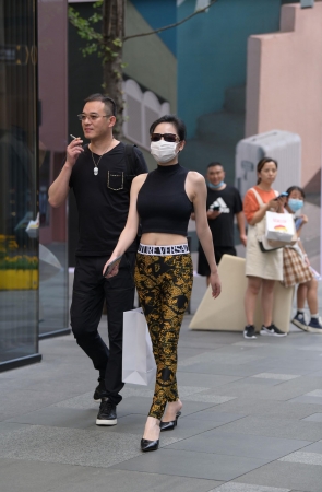 耀眼的紧身裤美女