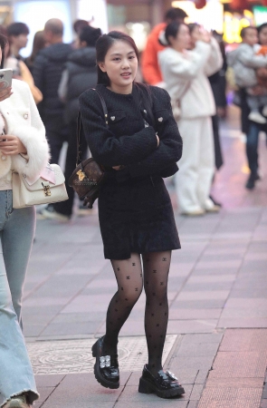 黑丝街拍少妇