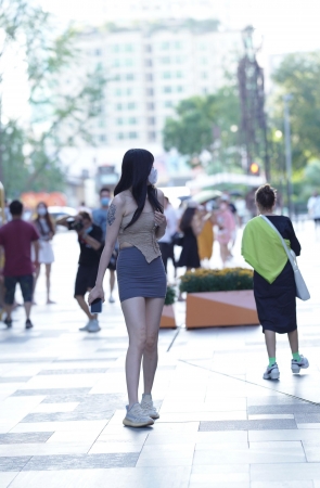 街拍灰色紧身包臀裙美女