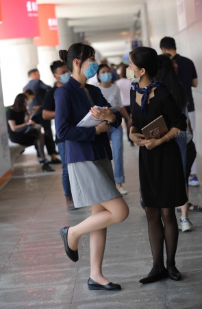 【街拍心灵】凯迪拉克销 售顾问肉丝街拍美腿制服