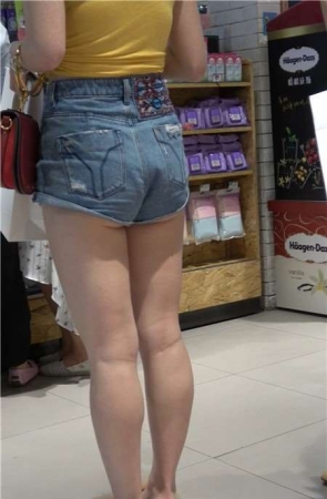 4K – 黄色T恤衫高腰热裤街拍美臀丸子头气质小姐姐[1.22 GB]