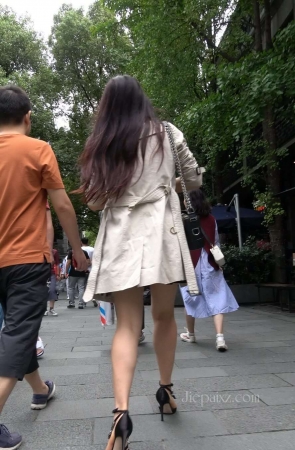 4K – 街拍长风衣高跟美女 [1.26 GB/MP4]