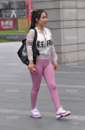 性感的粉红瑜伽裤女友