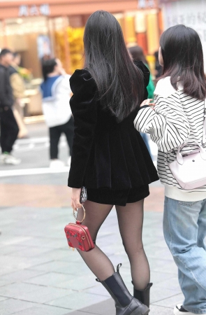 黑丝街拍少妇
