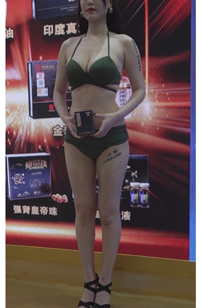 绿色泳装小姐姐