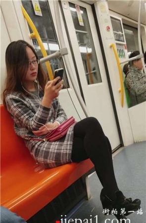 4k-地铁上拍摄小眼睛眼镜妹，光滑的长腿黑丝高跟。