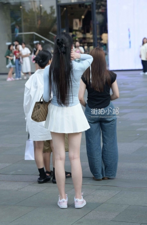 街拍百褶小白短裙妹纸