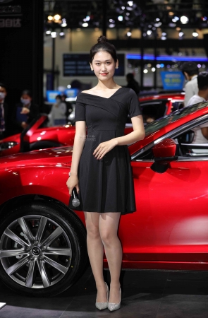 车展端庄的主持人肉 丝高 跟