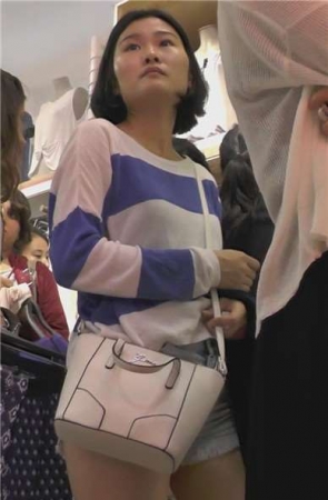 街拍买衣服的短发热裤美臀美女 [1.46 GB]