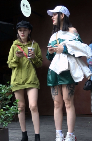 时尚性感美腿姐妹