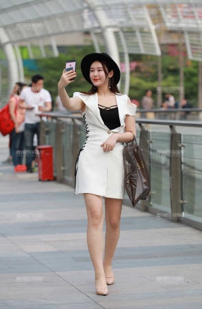 爱美，玩自拍的白皙美腿美女