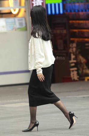 街拍黑丝高跟少妇-17P