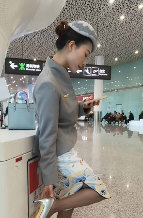 手机4K视频两分钟机场偶海航空姐玩手机 2P