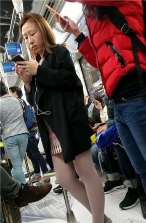 4k视频，地铁上极品丝袜美腿少妇，身材杠杠的