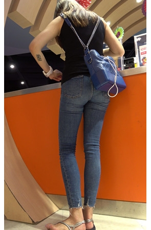 漂亮的牛仔美妇