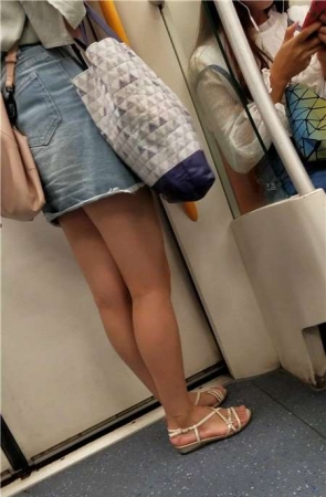 4k视频，地铁车厢街拍美腿热裤小姑娘
