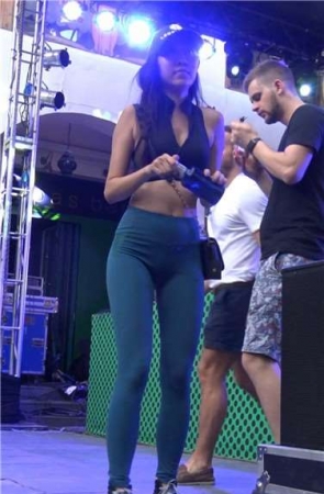 4k超清，运动弹力瑜伽裤翘臀好身材小美女姐姐[2.15 GB]