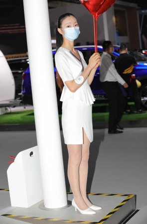 【街拍心灵】汽车销shou肉丝美腿白街拍高跟