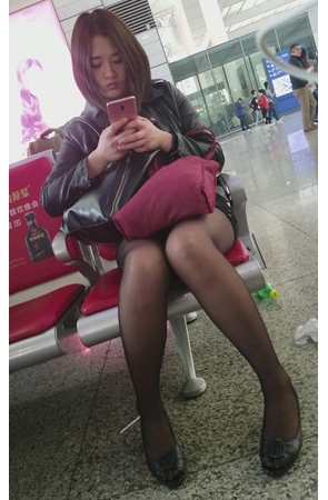 短发黑丝小姐姐