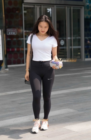 黑色紧身弹力裤